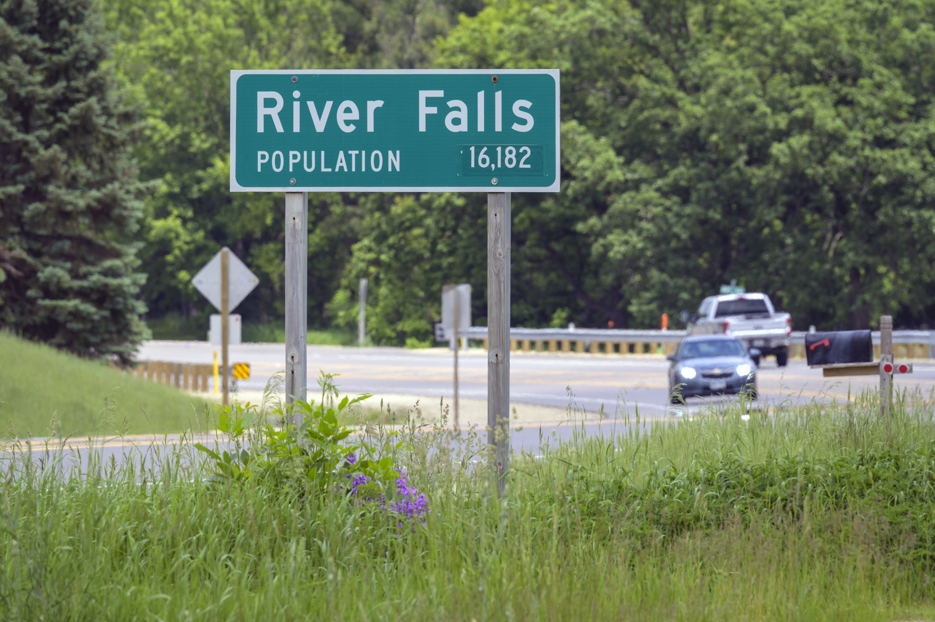 River Falls population